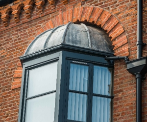 Queens bay window